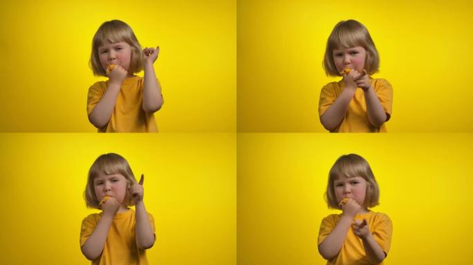 一个可爱的小女孩在镜头里吹着口哨，做着不做的手势