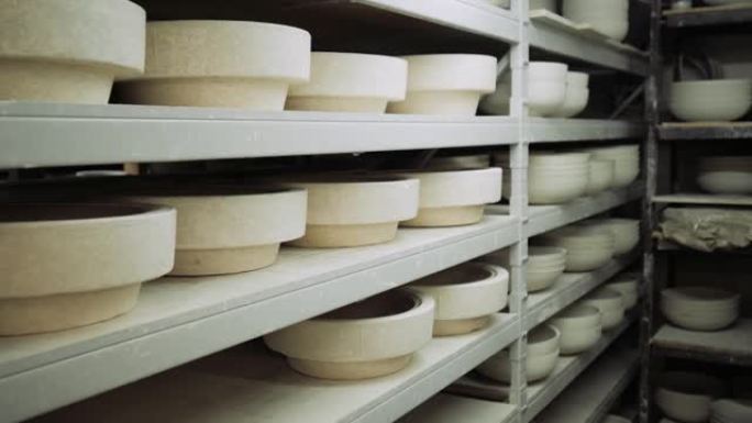 陶瓷餐具的模具在生产货架上，陶瓷在其中硬化。