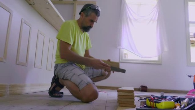 DIY。厨房家具用粗制木梁的人。搬进新房子。家居装修和维修。