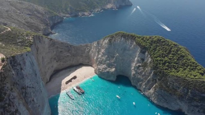 希腊扎金霍斯著名的纳瓦焦沉船海滩上的高清视频无人机视图