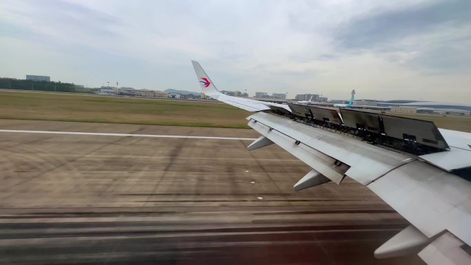 飞机降落 在飞机上拍窗户外面 翘起扰流板