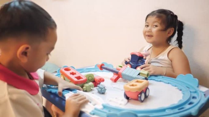 亚洲孩子在房子的客厅玩玩具