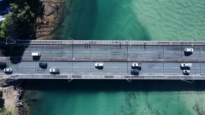沿海公路和人行天桥横跨清晰的海洋河口，允许人员和车辆穿越。无人驾驶飞机俯视
