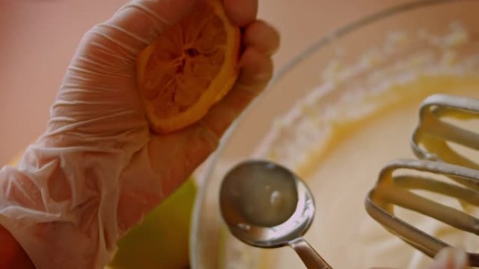 沥干柠檬汁作为芝士蛋糕成分。4k视频