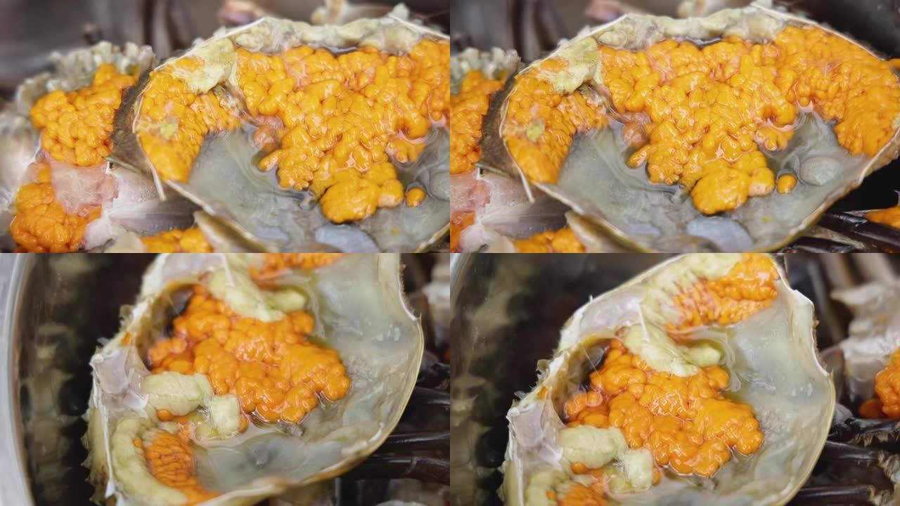 鱼露腌蟹蛋，泰国鱼露腌蟹蛋放在托盘上