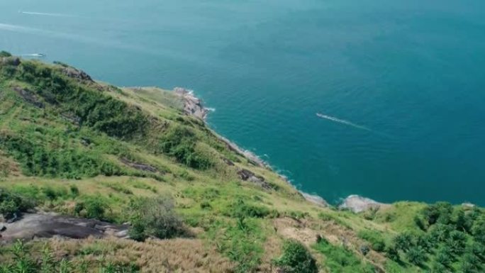 从倾斜的无人机上方俯瞰普吉岛令人惊叹的海滨美丽的大海鸟瞰热带海洋无人机摄像机拍摄的高质量镜头