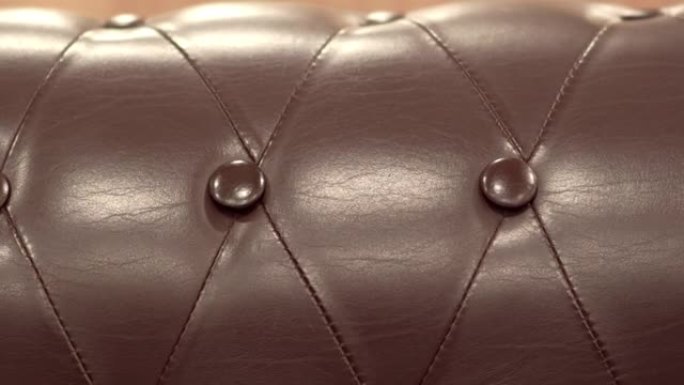 深色皮革沙发缝制纽扣的纹理