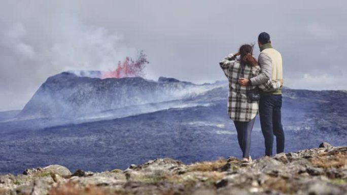 大胆的游客观察到火山爆发的惊人鸟瞰图