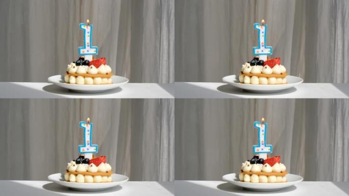 蜡烛蛋糕一张放在桌子上，靠着窗帘的阳光