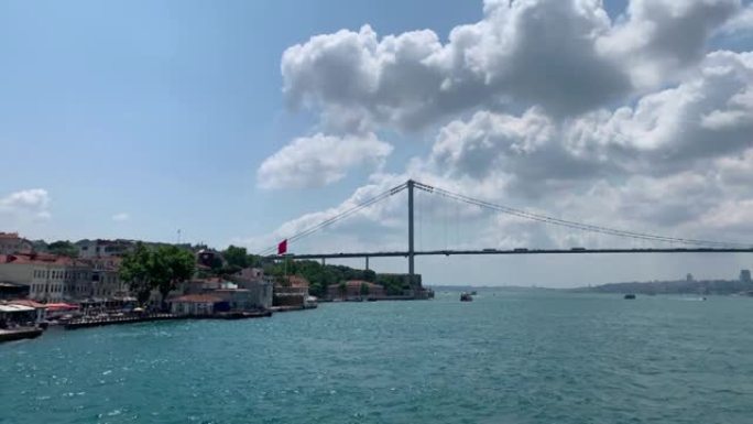 在伊斯坦布尔的高档社区 “Cengelkoy” 和大桥上拍摄的博斯普鲁斯海峡上的船只镜头。在阴天的夏