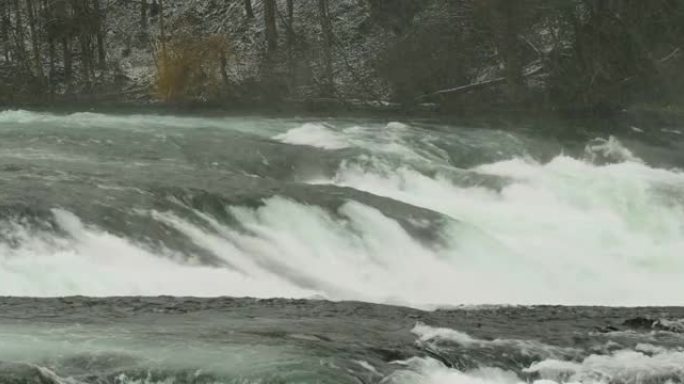 冬天，莱茵河畔诺伊豪森瀑布上的水流，飞溅，落雪。