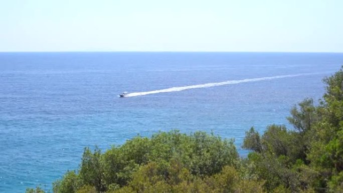 蓝色清澈的海水。一艘白色船驶向蓝色大海的俯视图。高速行驶的大快艇。旅行-图像