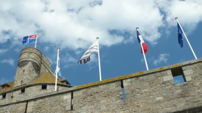 城墙上的旗帜在旗杆上迎风飘扬