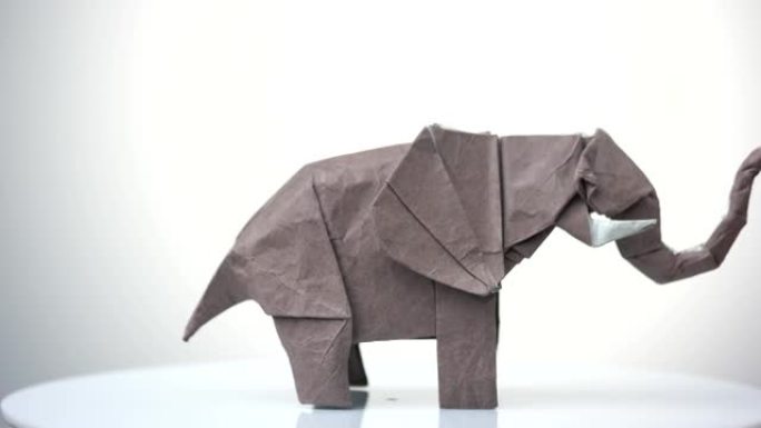 传统牛皮纸折纸大象。