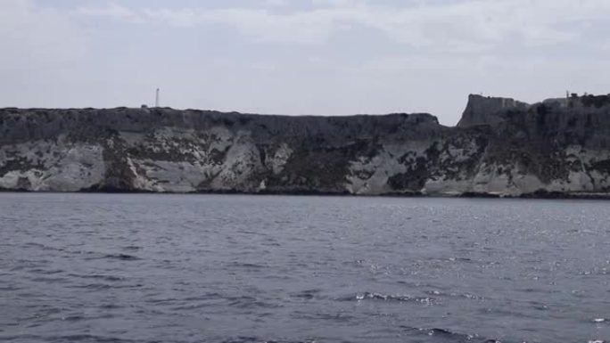 特雷米蒂群岛-从船上概述圣尼古拉岛