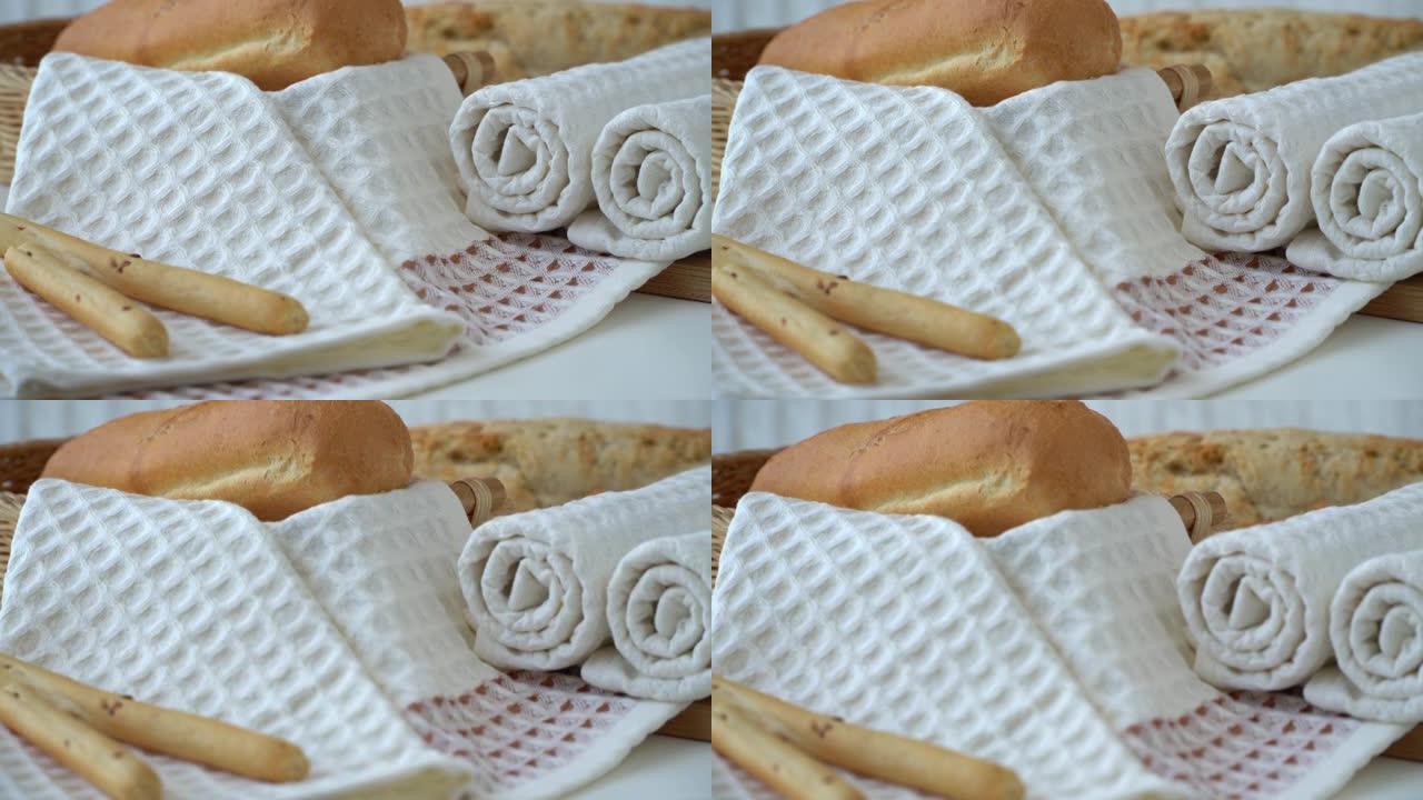华夫饼厨房毛巾的背景篮子面包和面包棒。棉质洗碗巾。茶巾。纺织业