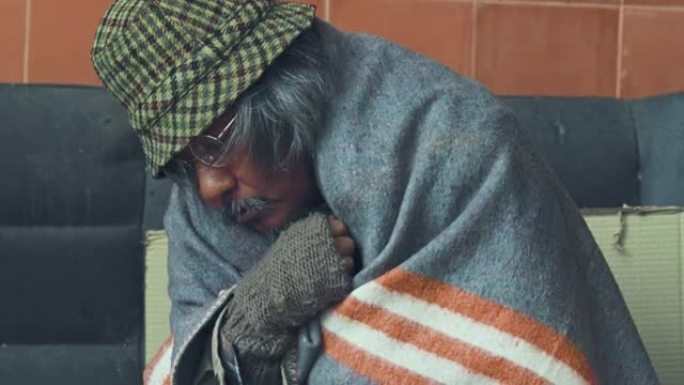 4k高级无家可归者睡在城市的人行道上。