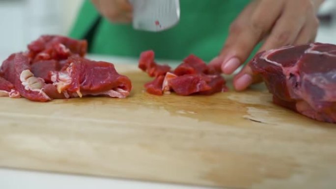 屠夫用刀切割生肉