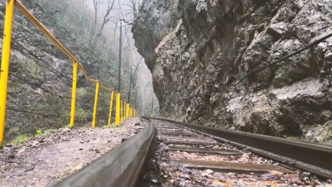 山区铁路的特写。阴雨天气中的铁路轨道在惊人和神秘的性质