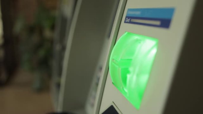 Atm机，用于发行货币和支付，特写。卡槽闪烁绿色