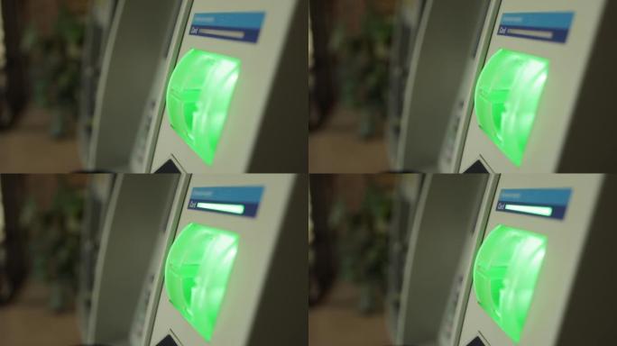 Atm机，用于发行货币和支付，特写。卡槽闪烁绿色