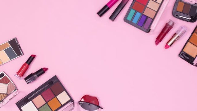 化妆产品出现在粉红主题的左右角。停止运动