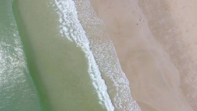 头顶拍摄，绿松石海和沙滩