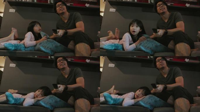 亚洲父亲在客厅休息时把香奈儿换成可爱的女儿的卡通-股票视频