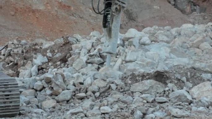 强大的金属碎石机在建筑工地上破碎岩石