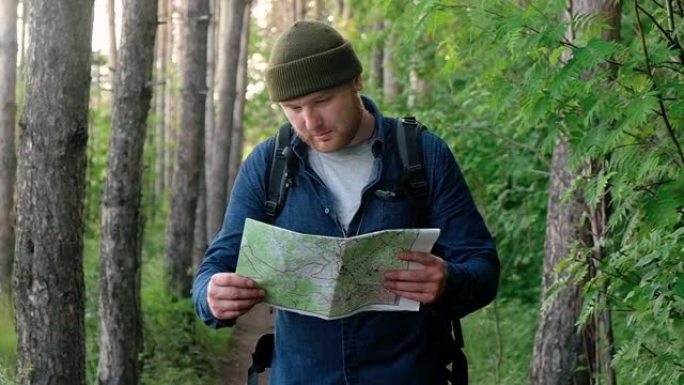 游客迷失在森林中，寻找纸质地图寻找出路