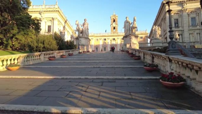 波夫走在米开朗基罗设计的著名的科尔多纳塔楼梯上，在罗马的国会广场