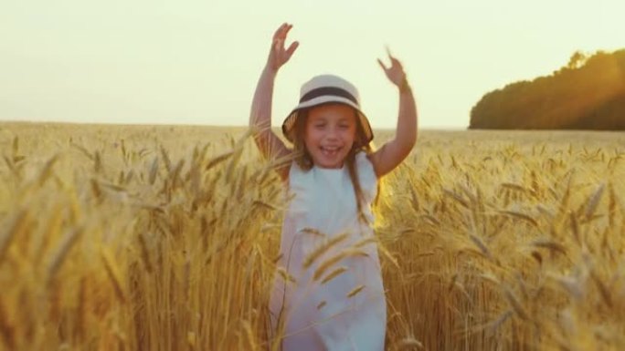 快乐的小女孩在麦田里奔跑