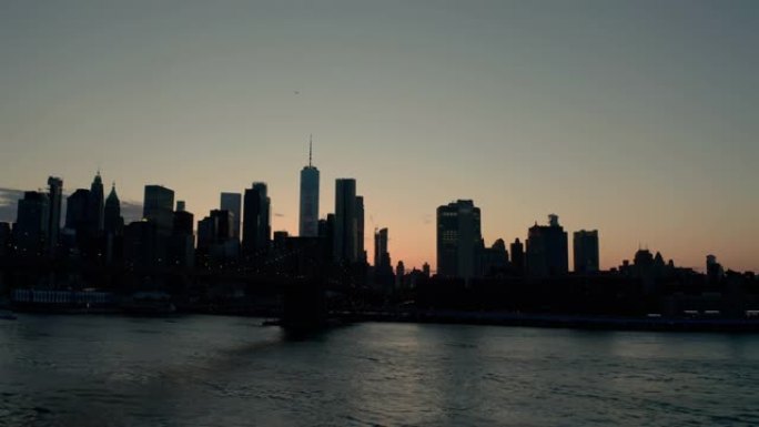 日落时分，纽约布鲁克林大桥的Siluet元素的宽阔的无人机视野。美国