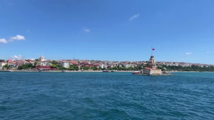 历史上著名的地标“少女塔”和伊斯坦布尔博斯普鲁斯亚洲一侧的乌斯库达地区的镜头。这是一个阳光灿烂的夏日