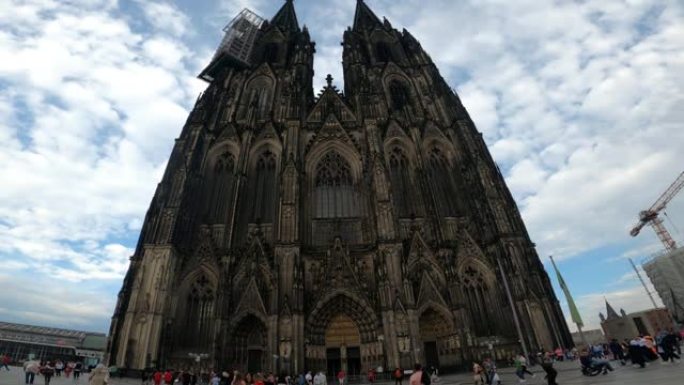 德国科隆，20，2021年7月: 德国科隆大教堂的低角度视图。第三人称田园风光。旅游目的地