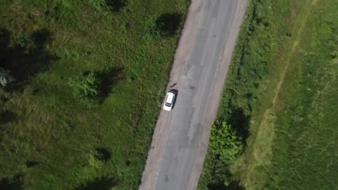 乡村道路的鸟瞰图。沿路的稻田景观。公路通过耕地，农村。