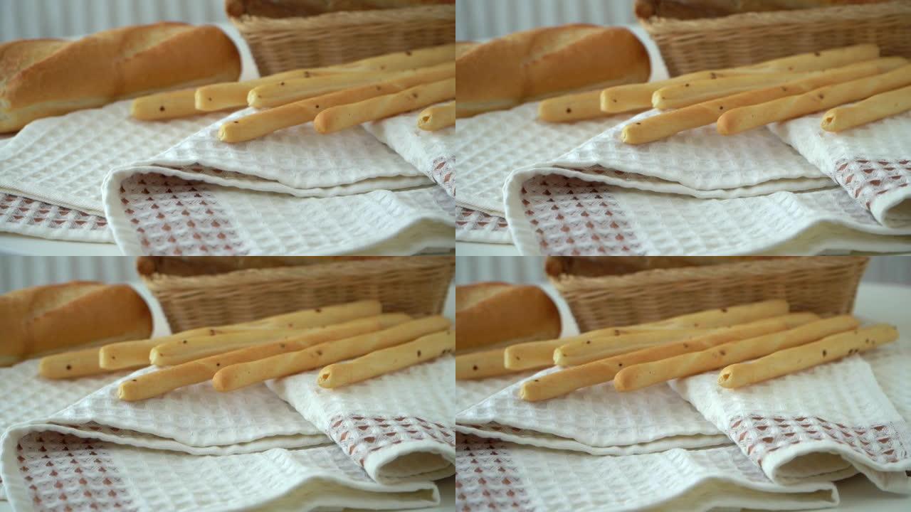华夫饼厨房毛巾的背景篮子面包和面包棒。棉质洗碗巾。茶巾。