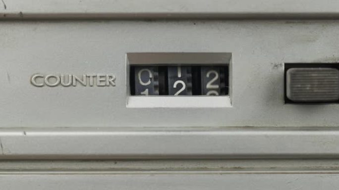 旧模拟计数器。从零数到五十六。特写。
