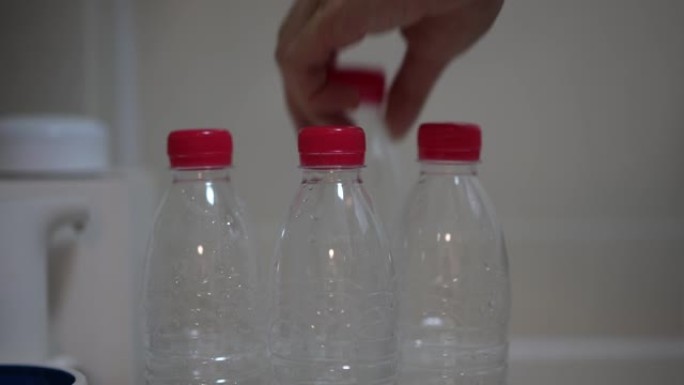 厨房桌子上的塑料瓶。水瓶回收塑料