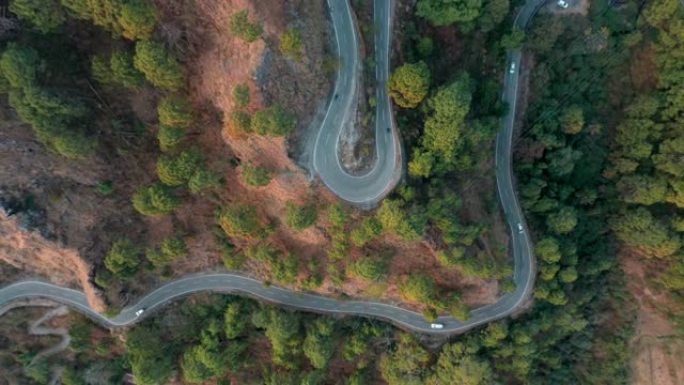 在印度马纳利 (Manali) 驾驶山路的车辆的鸟瞰图。