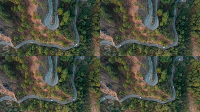 在印度马纳利 (Manali) 驾驶山路的车辆的鸟瞰图。