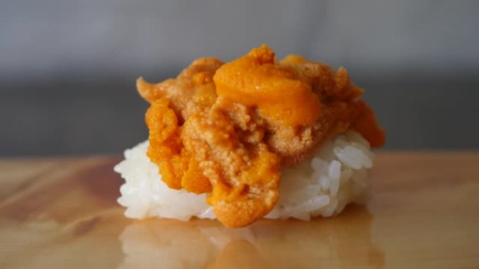 日本寿司。海胆在醋饭上打上的特写视频。