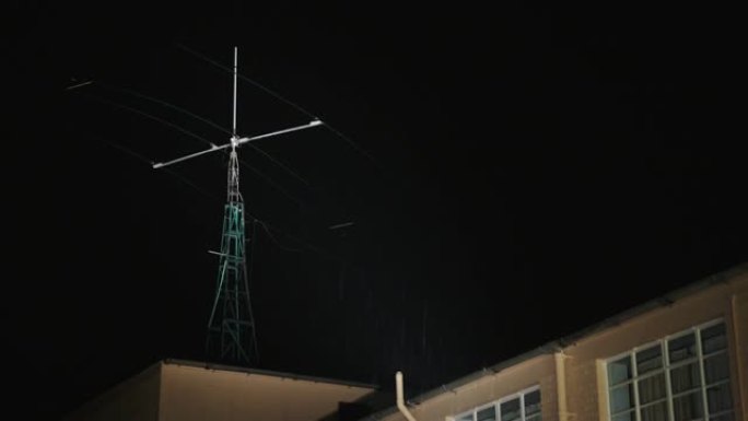 雨中夜晚的无线电天线桅杆