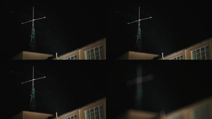 雨中夜晚的无线电天线桅杆
