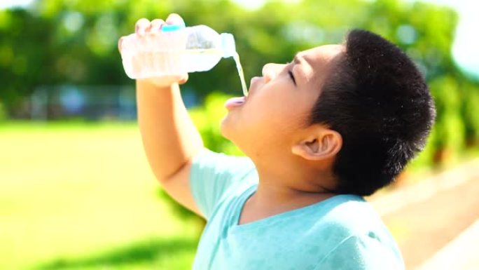 运动后慢动作儿童饮水解渴