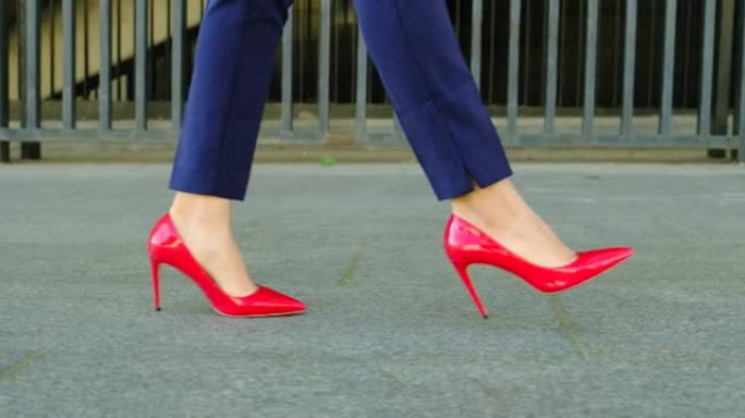 女腿特写，红色鞋子，蓝色礼服裤子，女商人散步