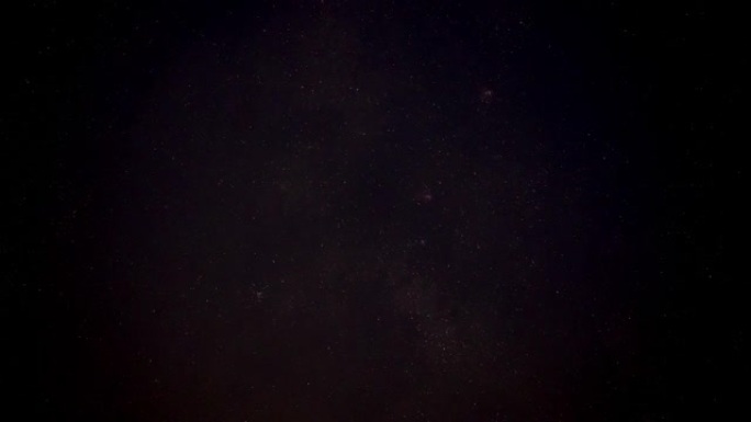 夜空延时，许多有卫星的恒星经过，鹰星云隐约可见