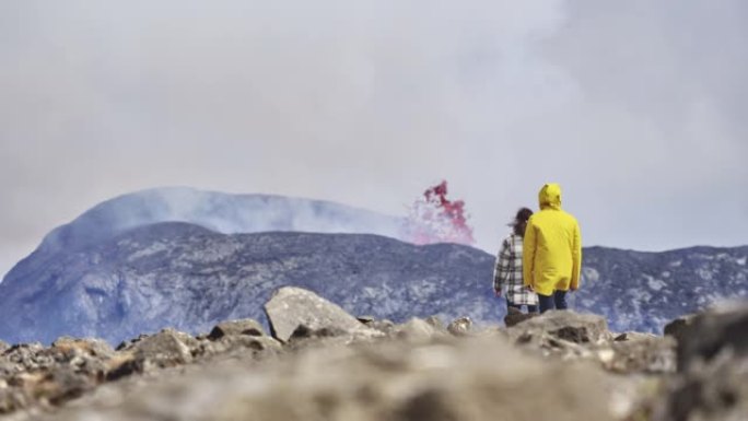 令人敬畏的无人机拍摄了一座喷发的火山，游客欣赏美景