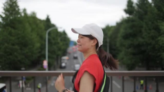 日本女运动员在公共公园跑步