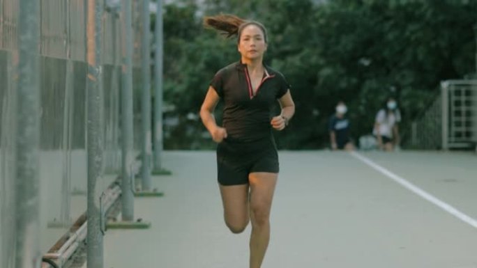 泰国慢跑者女人在城市下班后慢跑的灰尘时间-股票视频